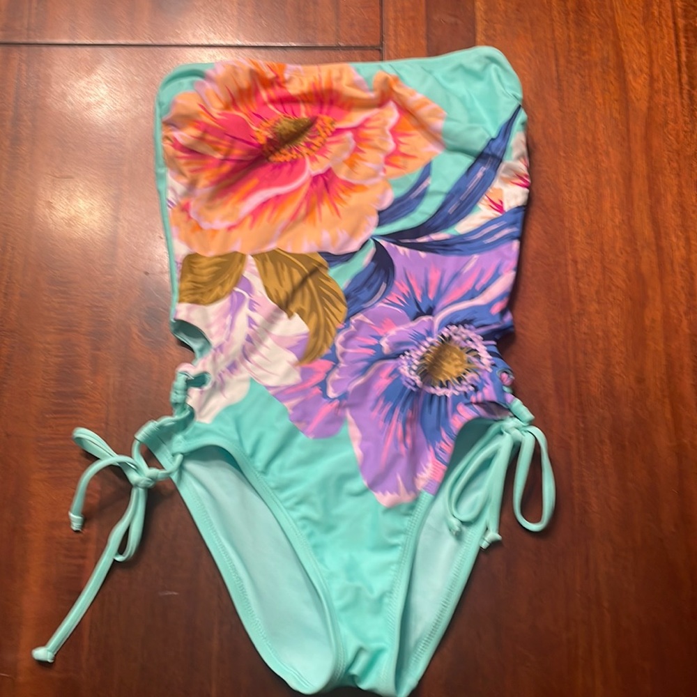 Adorable one piece swimsuit with removable straps and lace up sides